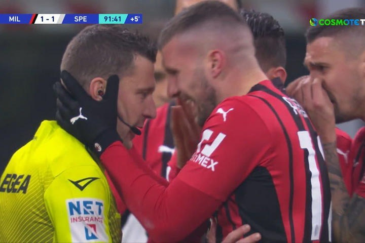 Η Μίλαν έκανε το 2-1 στο 90+2′ αλλά ο διαιτητής δεν άφησε λανθασμένα το πλεονέκτημα