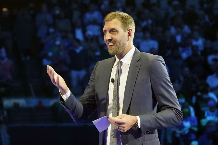 NBA, η βραδιά του Νοβίτσκι: Η ομιλία, το άγαλμα, το 10ημερο συμβόλαιο και ο Ζαγκλής