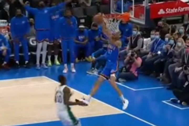 NBA: O Ποκουσέβσκι έχασε μόνος του ανάποδο κάρφωμα, αλλά διόρθωσε τα πράγματα αμέσως μετά