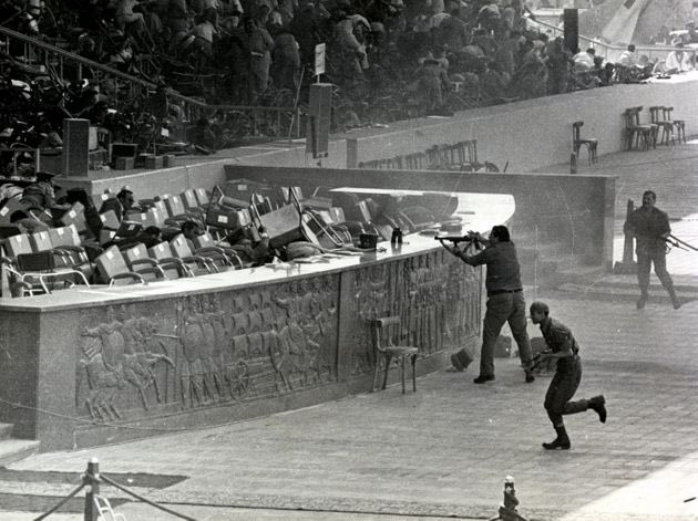 «Πυροβολικό δεν έχουμε! Έχει πάει για επισκευή!»: Πολεμικές σκηνοθεσίες. από τις ιστορίες του Ροβήρου Μανθούλη