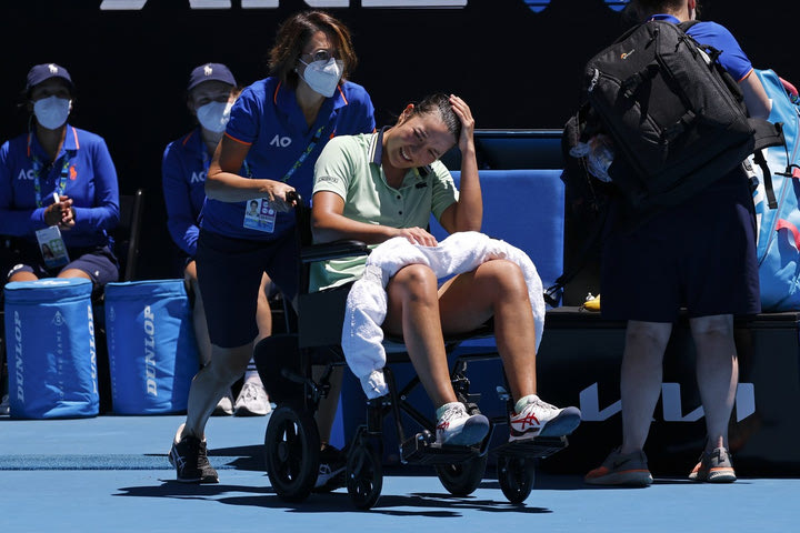 Australian Open: Αποχώρησε με αμαξίδιο η Ταν