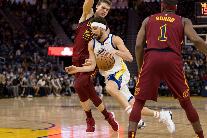 NBA: Οι 17 πόντοι του Κλέι Τόμπσον στην επιστροφή του στο παρκέ μετά από 940 ημέρες