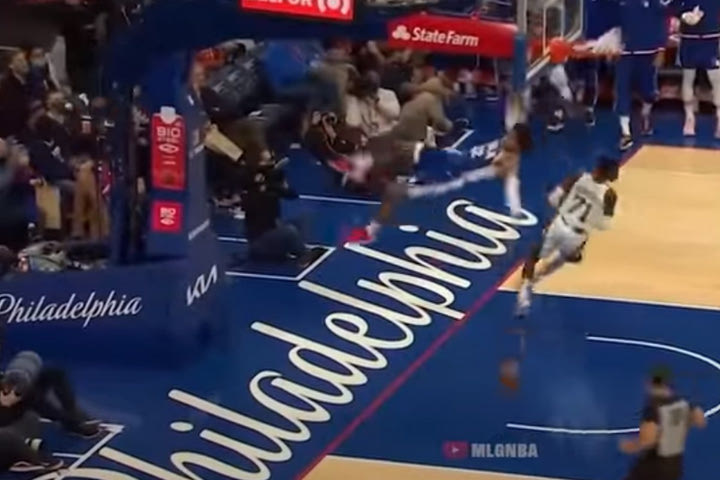 NBA: Τρομακτική πτώση του Τάιμπουλ έπειτα από κάρφωμα, φάνηκε να τον σπρώχνει ο Σρούντερ