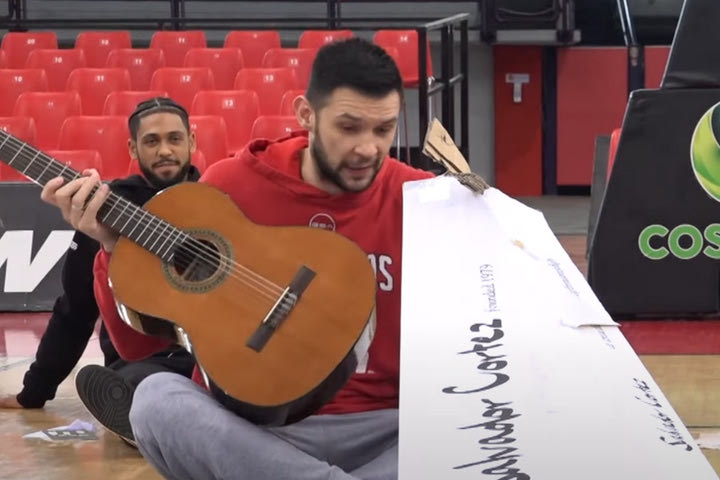 Ολυμπιακός: Το unboxing των παικτών είχε παιχνιδομηχανή, κιθάρα και… πολύ γέλιο