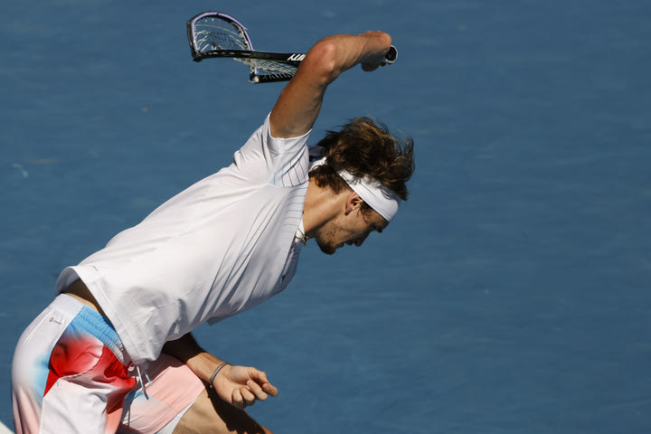 Australian Open: Ο Ζβέρεφ έσπασε τη ρακέτα του στον αγώνα με τον Σαποβάλοφ