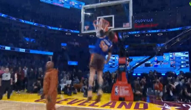 Το πρώτο κάρφωμα του Κόουλ  Άντονι στο Dunk Contest