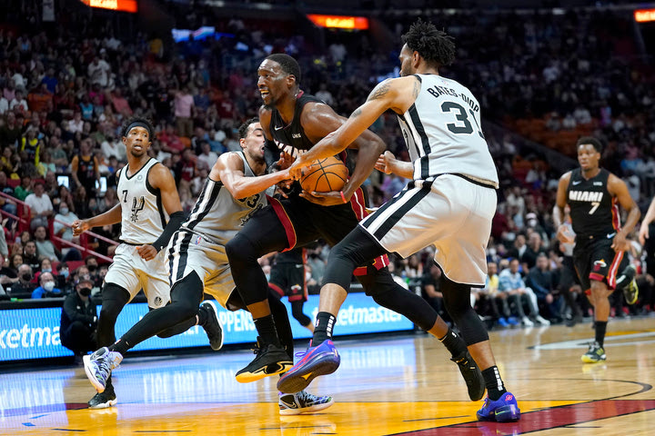 NBA, τα αποτελέσματα της βραδιάς: Άντεξαν οι Χιτ με Αντεμπάγιο, ανέβηκαν τέταρτοι οι Καβαλίερς