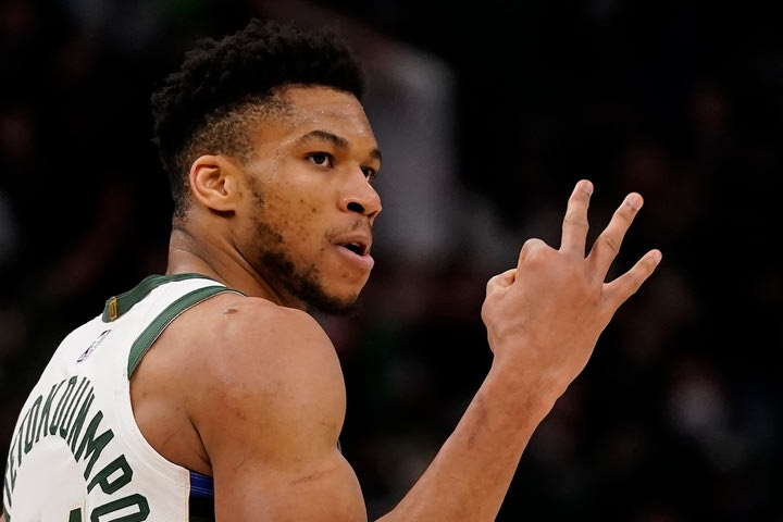 NBA, Αντετοκούνμπο: “Τρομερό να έχεις έναν πόιντ γκαρντ όπως τον Χόλιντεϊ, προσπαθώ πάντα να κερδίζω”