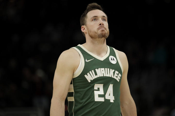 NBA, Μιλγουόκι Μπακς: Ο Πατ Κόνατον έκανε χρήση της player option και συνεχίζει