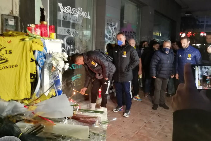 Δολοφονία Άλκη: Σύσσωμη η ομάδα του Άρη άφησε λουλούδια στο σημείο του φόνου