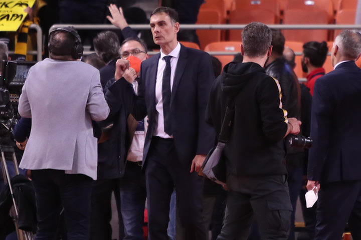 Final Four – Κύπελλο Ελλάδας: Προσαγωγή δύο οπαδών της ΑΕΚ που έβρισαν τον Μπαρτζώκα