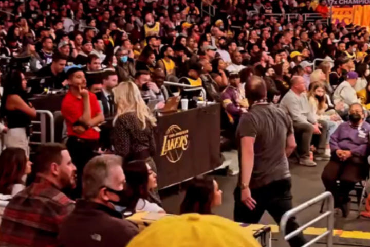 NBA: Το κοινό αποδοκίμασε τον ΛεΜπρόν, η Τζίνι Μπας έφυγε από το γήπεδο