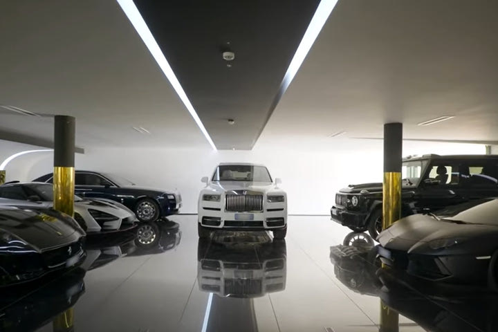 Η σύντροφος του Ρονάλντο αποκαλύπτει τα αυτοκίνητα του Πορτογάλου στο Netflix