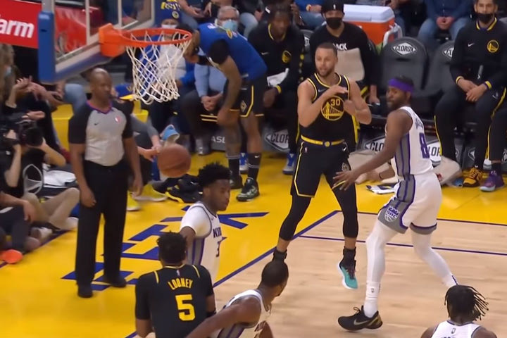 NBA: Απίστευτη ασίστ του Κάρι στον Τόμπσον, η μπάλα πέρασε ξυστά από το κεφάλι αντιπάλου