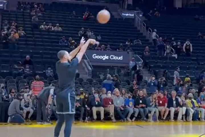 NBA: Ο άχαστος Κάρι έκανε βήματα προς τα πίσω και ευστοχούσε σε κάθε σουτ