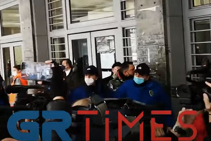 Δολοφονία 19χρονου: Προπηλακισμοί και ένταση στα Δικαστήρια
