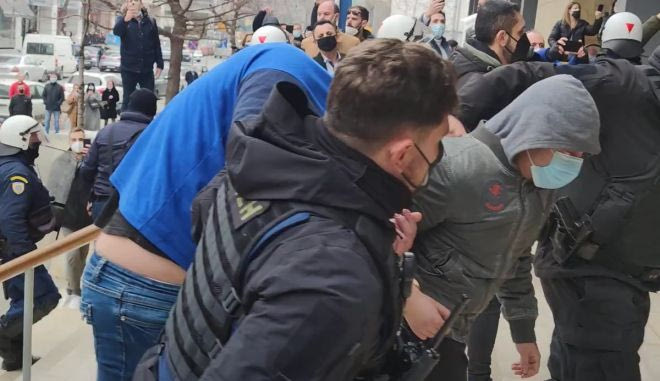 Ξέσπασμα του πλήθους απέναντι στους συλληφθέντες για τη δολοφονία του Άλκη