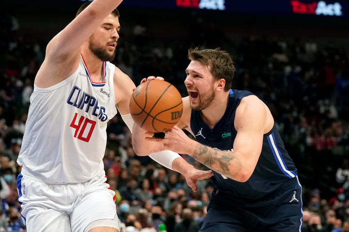 NBA, τα αποτελέσματα της βραδιάς: Οριακή νίκη των Νάγκετς, άνετα οι Σανς, μεγάλο διπλό των Κλίπερς