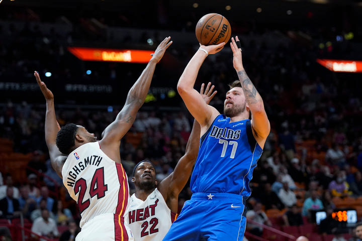 NBA: Οι Μάβερικς πήραν διπλό στο Μαϊάμι με 107-99 και σταμάτησαν το νικηφόρο σερί των Χιτ