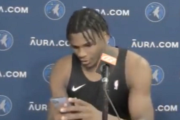 NBA: Ο Έντουαρντς των Γουλβς παρήγγειλε φαγητό ενώ ήταν στην συνέντευξη Τύπου για δηλώσεις