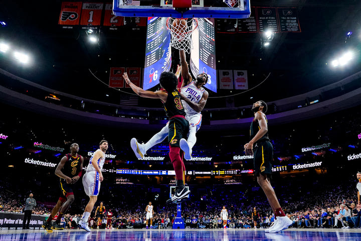 NBA: Ο Εμπίντ χάρισε ένα από τα πιο εντυπωσιακά καρφώματα της σεζόν κάνοντας πόστερ τον Άλεν