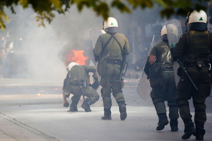 Επεισόδια, φωτιές και δακρυγόνα στον τελικό του χάντμπολ ΑΕΚ – Ολυμπιακός