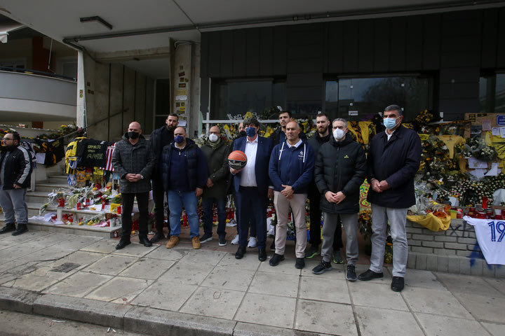 Δολοφονία Άλκη: Αντιπροσωπεία του ΕΣΑΚΕ και μέλη των ομάδων τίμησαν τη μνήμη του 19χρονου