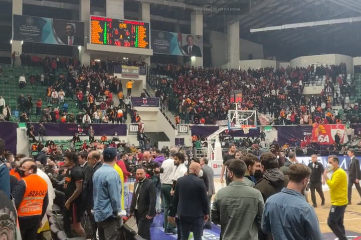 Εκκενώθηκε το γήπεδο στο Φενέρμπαχτσε – Γαλατάσαραϊ λόγω υβριστικών συνθημάτων