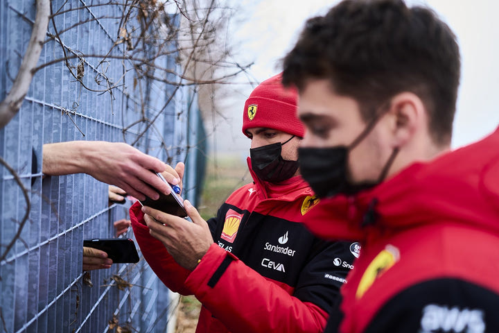 Formula 1: Οι τιφόζι έκαναν εξέδρα στο Φιοράνο για τη νέα Ferrari F1-75