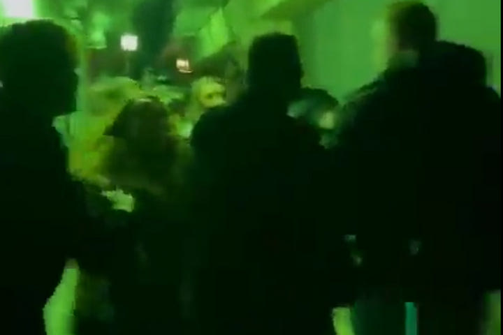 Φιλ Φόντεν: Άγνωστοι χτύπησαν με γροθιά τη μητέρα του σε νυχτερινό κέντρο
