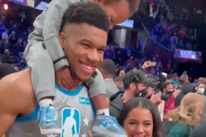 All Star Game 2022, Γιάννης Αντετοκούνμπο: Γιόρτασε την ιστορική βραδιά με τον μεγάλο του γιο στους ώμους