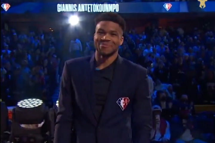 All Star Game 2022: Η στιγμή της παρουσίασης του Γιάννη Αντετοκούνμπο στην εκδήλωση για τους 75 καλύτερους παίκτες όλων των εποχών