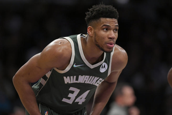 All Star Game 2022: Η χειραψία του Γιάννη Αντετοκούνμπο με τον Μάικλ Τζόρνταν