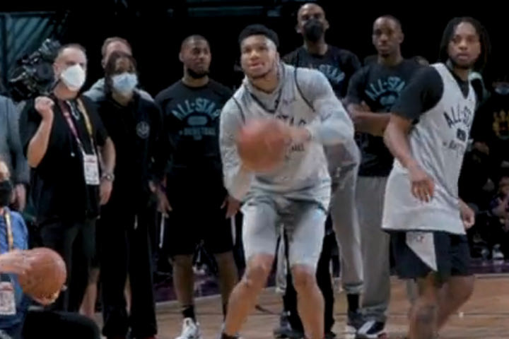All Star Game 2022: Ο Γιάννης έβαλε τρίποντο από το κέντρο στην προθέρμανση