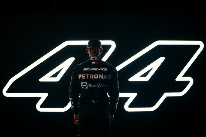 Formula 1: Ο Λιούις Χάμιλτον συνεχίζει οριστικά, “44 is back” ανακοίνωσε η Mercedes