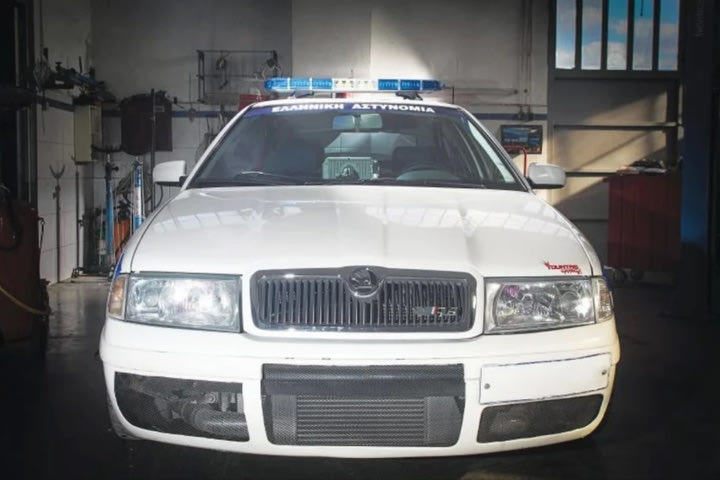 Όταν ένα παροπλισμένο Octavia έγινε super περιπολικό 500 ίππων