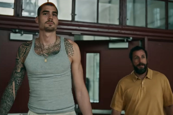 NBA: Το τρέιλερ της ταινίας “Hustle” σε παραγωγή ΛεΜπρόν Τζέιμς με πρωταγωνιστές τους Άνταμ Σάντλερ και Ερνανγκόμεθ