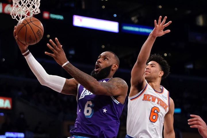 NBA: Ο ΛεΜπρόν έσωσε τους Λέικερς, νίκη με ανατροπή με 122-115 επί των Νικς στην παράταση