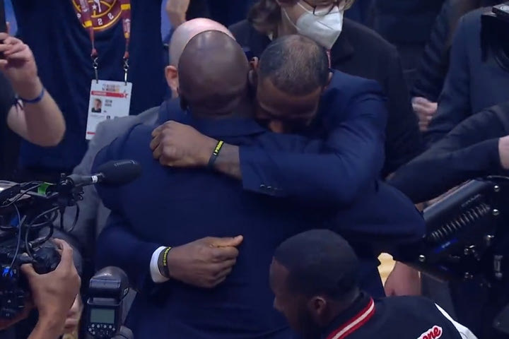 All Star Game 2022: Η αγκαλιά των ΛεΜπρόν Τζέιμς – Μάικλ Τζόρνταν κόντεψε να ρίξει το ίντερνετ