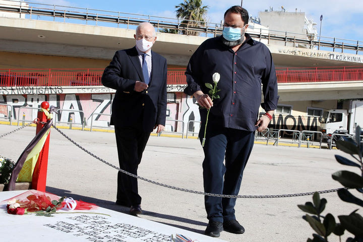 Ολυμπιακός: Ο Βαγγέλης Μαρινάκης στο μνημείο των θυμάτων της Θύρας 7