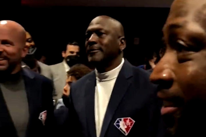 All Star Game 2022, Μάικλ Τζόρνταν σε Μάτζικ Τζόνσον: “Ελα να παίξουμε μονό εδώ και τώρα γέρικο σκυλί”