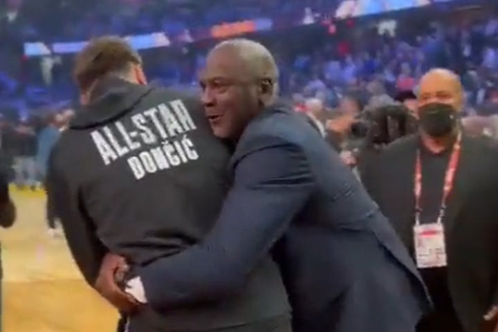 All Star Game 2022: Ο Μάικλ Τζόρνταν έκανε… επίθεση αγάπης στον Λούκα Ντόντσιτς και τον αγκάλιασε