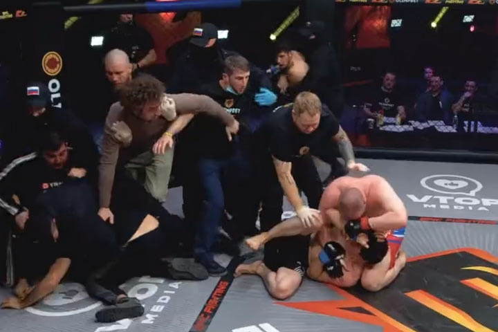 Ρωσία: Αγώνας 2 vs 1 μετατράπηκε σε “ζούγκλα” με συμπλοκή μέσα στο κλουβί