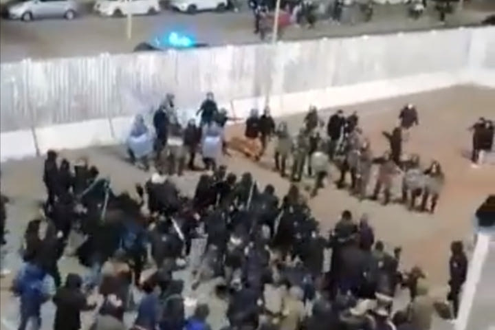 “Πόλεμος” μεταξύ οπαδών στο φινάλε του Κάλιαρι – Νάπολι