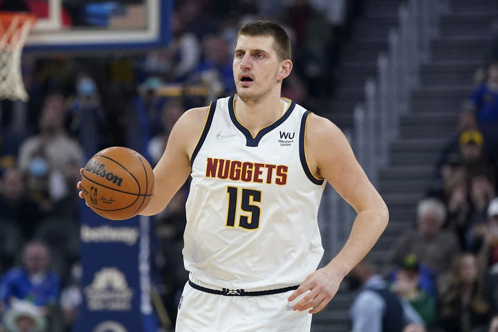 NBA: Ο Εμπίντ νίκησε τον Γιόκιτς, αλλά οι Νάγκετς επέστρεψαν από το -19 και νίκησαν με 114-110 τους Σίξερς
