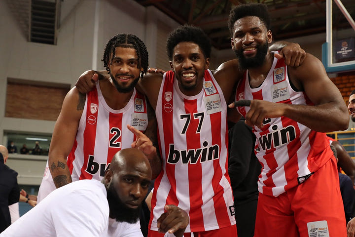 Final Four – Κύπελλο Ελλάδας: Οι ξέφρενοι πανηγυρισμοί στον πάγκο του Ολυμπιακού και την εξέδρα