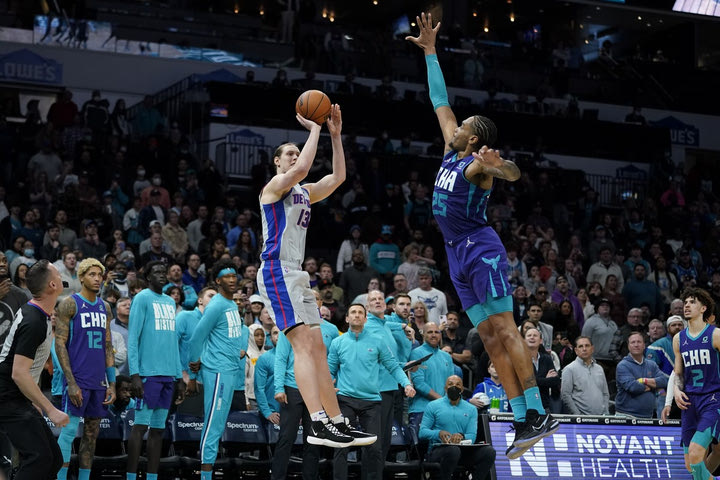 NBA: Ο Ολίνικ λύτρωσε τους Πίστονς στην παράταση κόντρα στους Χόρνετς