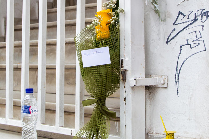 Νεκρός οπαδός στη Θεσσαλονίκη: Το μήνυμα και τα κίτρινα λουλούδια στον τόπο που δολοφονήθηκε ο 19χρονος