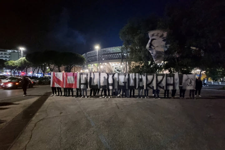 Πόλεμος στην Ουκρανία: Η UEFA απαγόρευσε πανό των οπαδών της Νάπολι που έγραφε “Όχι στον πόλεμο”
