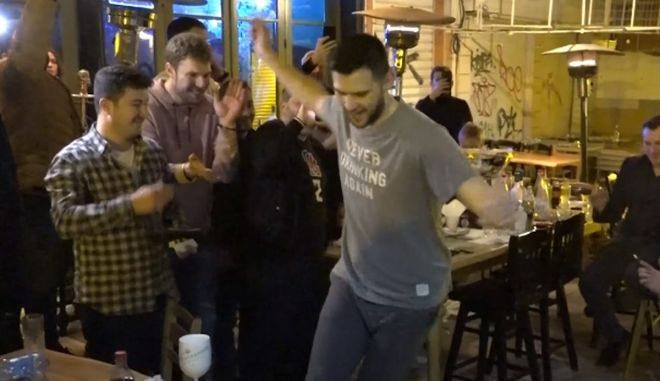 Το ζεϊμπέκικο του Κώστα Παπανικολάου